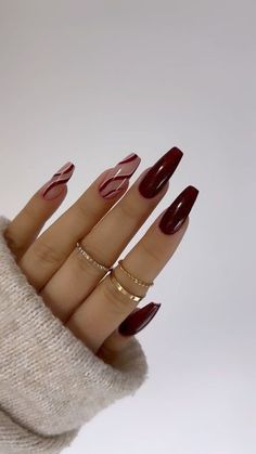 "Glittering Gold Christmas Nails for a Luxurious Look" #GoldNails #LuxuryNails #HolidayGlamour #FestiveStyle #ChristmasSparkle Maroon Nail Polish, Nails Maroon, Maroon Nail, Burgundy Acrylic Nails, Kutek Disney, Dark Red Nails