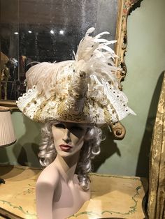 White tricorn hat with plumes, richly decorated. Complete your dress with this wool hat, created in our Atelier in Venice. Our tricorn-hat are made of wool and metal and are suitable for any size. They match perfectly with wigs. However you can wear them also without wig. All our hats are hand made and hand-decorated in our Atelier. This hat has been decorated with feathers, Swarovski crystals, trimming, lace. Size: please, choose the measure of the circumference of your head. Also, at the momen Carnival Mini Hat With Curved Brim, Curved Brim Costume Hat For Carnival, Curved Brim Carnival Costume Hat, Curved Brim Costume Hats For Carnival Party, Curved Brim Hats For Carnival Costume, Wide Brim Hat For Carnival Costume Party, Elegant Hats For Carnival Costume Party, Fitted Hats For Costume Party Carnival, Elegant Hats For Costume Party And Carnival