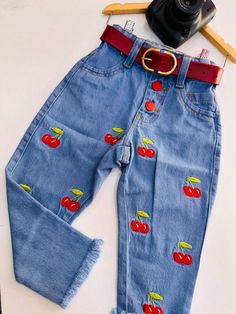 Seja bem vindo(a) a loja Krica Kids.  "Apresentamos a calça jeans cherry, uma peça essencial para o guarda-roupa das jovens que prezam por conforto e estilo. Este modelo se destaca por seus múltiplos bolsos, que não só adicionam praticidade, mas também um toque utilitário muito em voga. Com um corte amplo e relaxado, esta calça oferece liberdade de movimento e é ideal para compor looks casuais com uma pegada mais descolada. Feita de denim de alta qualidade, garante durabilidade e conforto ao lon Feminine Look, A A, Vogue