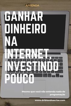 an open laptop computer sitting on top of a wooden table with the words ganhar dinhero na internet investino poco