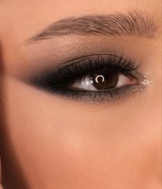 Sultry Black Eye Makeup, Dark Glam Eye Makeup, Smokey Eye Formal Makeup, Light Black Smokey Eye, Black Prom Looks Makeup, Eye Makeup Smokey Natural, Smokey Black Makeup, Black Glam Eyeshadow Looks, Maneater Palette Looks