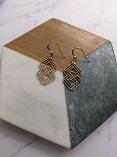 Geometric Brass Earrings For Gift, Elegant Yellow Gold Geometric Earrings, Gold Geometric Jewelry With Matching Earrings, Gold Infinity Shaped Metal Jewelry, Gold Geometric Metal Jewelry, Hypoallergenic Infinity Earrings For Gift, Gold Infinity Earrings Perfect For Gifts, Elegant Geometric Metal Jewelry, Nickel-free Geometric Gold Jewelry