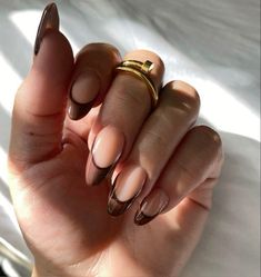 Autumnal Nail Colours, Dark Fall Almond Nails, Fall Nail Inspo Almond Short, Fall Nail Design Ideas 2024, Autumn Nails Almond Shape, Dark Orange Nails, Fall Transition Nail Colors, Almond Shape Fall Nails, Chestnut Nails