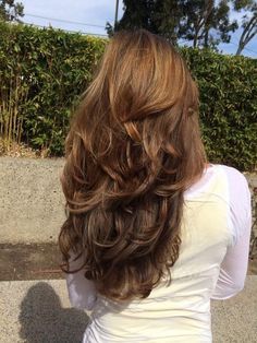 Haircuts for layered hair look fascinating and sexier than the one-length haircuts since layers offer more versatile and chicer look. Brunette Balayage, Long Layered Haircuts, Long Layered Hair