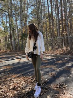 Leggings With Platform Converse, Hightop Converse Outfit Winter, White Converse Fall Outfit, White Converse Winter Outfit, Platform Converse Outfit Fall, White Converse Outfit Fall, White Platform Outfit, White Converse Outfit Winter, Leggings And Converse Outfit