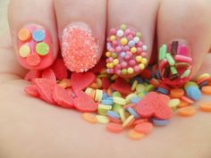 Confettis, vermicelles, sucre rose ou billes colorées : une bonne excuse pour se ronger les ongles ! Extravagant Nails, Confetti Nails, Candy Pop, Peach Rings, Gummy Candy, Cake Pops, Confetti, Ongles, Nail Designs