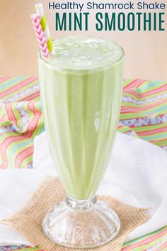 Mint Smoothie - Healthy Shamrock Shake | Cupcakes & Kale Chips Healthy Shamrock Shake, Mint Milkshake, Shamrock Shake Recipe, Easy Green Smoothie Recipes, Detox Breakfast, Mint Smoothie, Green Smoothie Cleanse, Green Smoothie Recipe, Easy Green Smoothie