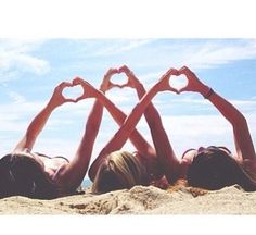 3 people, Friendship, beach, heart. this is like what we did! say whaaaa!?! @trulyblonde97 @lindseyewells Bff Pics, Photos Bff, Best Friend Photography, Shotting Photo, Best Friend Photoshoot, Foto Tips, Best Friend Photos, Foto Poses, Bff Pictures