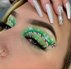 Christmas Eye Makeup Ideas Simple, Whoville Makeup Ideas, Grinch Eye Makeup, Grinch Inspired Makeup, Christmas Eyeliner Looks, Christmas Make Up Looks, Christmas Makeup Ideas Holiday, Winter Makeup Looks Natural, Creative Christmas Makeup Looks