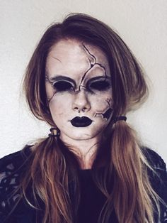 Creepy/scary doll makeup @vanessa_lopez55 instagram for more Creepy Halloween Face Paint, Scary Doll Makeup For Kids, Halloween Makeup Doll Scary, Creepy Doll Face Makeup, Doll Makeup Scary, Scary Doll Makeup Halloween, Scary Halloween Face Paint, Haunted Doll Makeup, Cute Halloween Makeup Looks