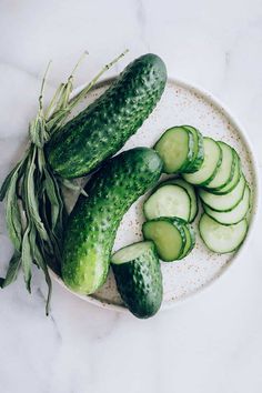 10 Cucumber Face Mask Recipes To Soothe Your Skin Diy Anti Aging Mask, Flat Belly Detox Water, Cucumber Beauty, Cucumber Face, Cucumber Mask, Cucumber Face Mask, Cucumber On Eyes, Cucumber For Face, Mask For Dry Skin