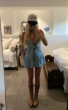 Cowgirl Boots Outfit Going Out, Boho Country Concert Outfit, Country Concert Outfit 2024, Megan Moroney Concert Outfits, Nashville Tennessee Outfits, Austin Outfits, Cowgirl Concert, Western Concert Outfit, France Fits