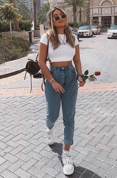 White Flare Pants, White Sneakers Outfit, Comfy Summer Outfits, Gossip Girls, Teenage Outfits, Cute Comfy Outfits