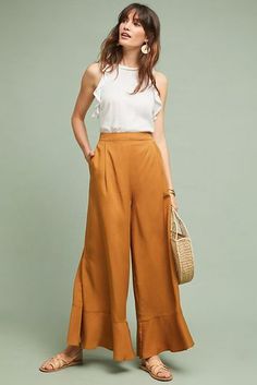 Looks Hippie, Popular Things, Elegant Summer Outfits, Summer Pants Outfits, Square Pants, Yellow Pants, Cool Summer Outfits, Summer Work Outfits, Ideas Outfit