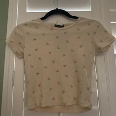 -Brandy Melville Rare Rose Crop Top -One Size -Nwt Ships In 1-4 Days Brandy Aesthetic Outfits, Trendy Cream Floral Print Tops, Cream Floral Print Crew Neck Top, Rose Crop Top, Brandy Melville Shirts, Tops Brandy Melville, Rare Roses, Brandy Melville Top, Ribbed Shirt