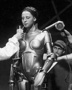 Diane Doniol-Valcroze on Twitter: "Brigitte Helm cooling off on the set of Fritz Lang's ''Metropolis'' 1927… " Sci Fi Movies, Classic Hollywood