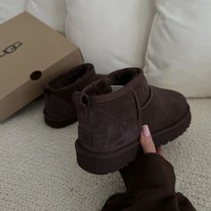 Brown Uggs, Cute Uggs, Fall Boards, Fall Mood, Trendy Shoes Sneakers, Shoe Wishlist, Fresh Shoes, Fall Inspo