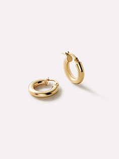 Your search for the perfect go-to hoops is over with these chunky gold hoop earrings crafted in 100% waterproof, 100% recycled solid gold, made to last. Staple Earrings, Chunky Gold Hoop Earrings, Xmas List, Solid Gold Earrings, Earring Crafts, Huggie Hoop Earrings, Letter Necklace, Online Jewelry Store, Round Earrings