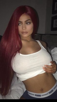 Red Baddie Hair, Kylie Red Hair, Kylie Jenner Lockscreen, Red Hair Baddie, Kylie Jenner Red Hair, Kylie Jenner Wallpaper, Kylie Jenner Hair Color, Red Hair Outfits, Burgundy Red Hair