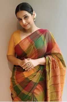 Vidya Balan Saree Blouse, Vidya Balan Saree, Saree Wallpaper, Indian Clothes Women, Vidya Balan, Saree Photoshoot, Stylish Sarees, Wallpaper Download