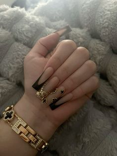 Black And Gold Nail Inspo Acrylic, Black And Gold Bling Nails, Nails For 18th Birthday, Van Cleef Nails, 18th Bday Nails, Hood Nails, 18th Birthday Nails, Black Ponytail, 18th Bday