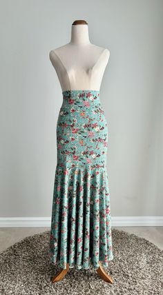 日本語版は英語版の後に続きます。 This Flamenco Dance Skirt with floral print is beautiful and elegant and it is designed for classes and practice. It is made of great quality stretchy knit fabric ( 95% Polyester, 5% Spandex ), super soft to the touch and with beautiful drapes. This stretchy fabric has a great recovery which performs a perfect and versatile fit.   It is a mermaid style skirt with an excellent flare! The skirt is full enough to allow full movement when you dance. It would fit AU size 8-10 ( 65-75 Spring Fitted Maxi Skirt In Elastane, Fitted Elastane Maxi Skirt For Spring, Fitted Printed Maxi Skirt For Summer, Fitted Maxi Skirt With Wide Waistband For Spring, Fitted Green Floral Print Bottoms, Patterned Fitted Skirt, Green Fitted Long Maxi Skirt, Full-length Fitted Skirt With Wide Waistband, Fitted Full-length Skirt With Wide Waistband