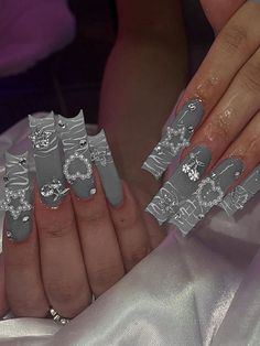 Gray Nails Black Women, Grey White And Silver Nails, Grey Christmas Nail Designs, Light Grey Nails With Design, Grey Birthday Nails, Customize Nails, Grey And White Nails, Grey Nail Ideas, Gray Nail Designs