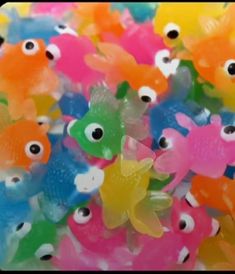 many different colored plastic fish are in a pile