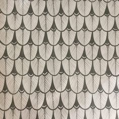 a white and grey wallpaper with wavy leaves on the top, in shades of gray