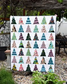 a quilted christmas tree is displayed in the yard