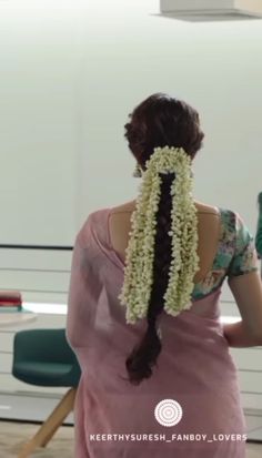 Hairdo With Flowers Indian, Traditional Hairstyle With Jasmine Flower, Hairstyle For Saree With Jasmine, Gajra Hairstyles Open South Indian, Saree With Braided Hair, Flower In Hair Indian, Tamil Hairstyle With Flowers, Jasmine Hairstyles Indian