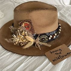 This Tan Hat Is One Of A Kind Hand Designed And Decorated. Features A Bandana, Dried Flowers, Playing Card, And Distressed In Brown. Size Is 57cm And Is Adjustable With A Ribbon Inside The Band. Bridal Fedora Hat, Crochet Hat Bands, Burned Fedora Hat Designs, Bandana Accessory Ideas, Women’s Hats, Burning Hats, Western Hats For Women, Rancher Hats