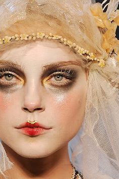 John Galliano’s theatrical runway makeup [...] Jessica Stam, Mode Editorials