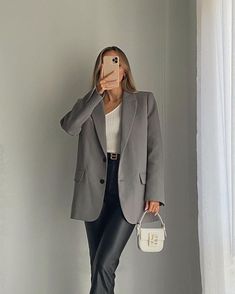 Styling Blazer, Fashion Classy Outfits, Chic Jean Outfits, Blazer Outfit Ideas, Outfit Coat, Outfit Date Night, Outfits Simple, Outfit Date, Chic Jeans