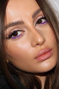 Pop Of Eyeshadow, Color Under Eye Make Up, Summer Eyeshadow Looks Brown Eyes, 2023 Eyeshadow Looks, Pop Of Colour Eye Makeup, Make Up 2023 Trends, Pop Of Color Makeup Looks, Makeup For Brown Eyes Colorful, Colored Eyeshadow Looks