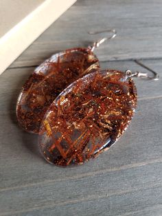 Beautiful natural woodland bark in oval resin earrings. Hues of amber red paired with fiery copper flakes make these natural earrings boldly colorful. Rose gold metal earrings with handmade resin oval pendants with real dried natural elements ♥ Be sure to check out the ORANGE EARRINGS section at EarringsbyLCreations for all beautiful orange colored earrings available! https://www.etsy.com/shop/EarringsByLCreations?section_id=28420987 Made with quality materials and always nickel and lead free me Nature Earrings, Orange Earrings, Burlap Ribbon, Green Gems, Resin Necklace, Rose Gold Metal, Oval Pendant, Resin Pendant, Metal Earrings