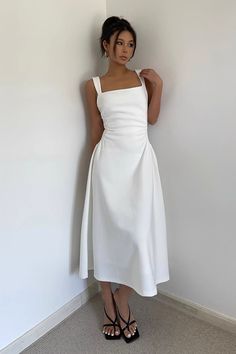 Grad Dress College, Formal White Dress Classy, Grad Outfits College Classy, White Graduation Dress Knee Length, Dresses For Confirmation, White Dress Graduation Classy, White Graduation Dress College Classy, White Graduation Dress College, College Graduation Dresses