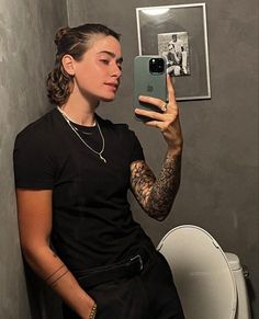 Mode Queer, Outfit Tomboy, Masc Girls, Masculine Outfits, Tomboy Outfit, Tomboy Femme, Lesbian Outfits, Masc Fashion