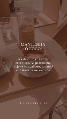 a table with two cups and saucers on it, next to the words mantenha o poco