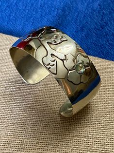 "- Vintage Sterling Silver Flower Cuff - Raised Flower Design with 2 small Abalone stones - Weighs, 25.1 grams - Width, 1\" inch - Hallmarks: Hecho en Mexico, Taxco, Sterling 925 - Please review all pictures. - Note: there are small surface scratches consistent with age, but doesn't take away from its beauty! Like what you see? Don't forget to FAVORITE my shop. And don't miss out -- check out my other Vintage Beauties! THANK YOU for visiting my Etsy shop. I have excellent reviews on Etsy and oth Vintage Silver Cuff Bracelet With Concho, Silver Mexican Bracelet, Vintage Sterling Silver Ceremonial Bracelets, Vintage Mexican Jewelry, Bracelet Mexican, Taxco Silver Jewelry Reveka Rose - Mexican & Taxco Silver Jewelry, Flower Cuff, Nickel-free Southwestern Sterling Silver Bracelet, Mexican Jewelry