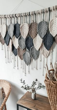 Colored macrame feathers. Simpul Makrame, Pola Macrame, Macrame Wall Hanging Tutorial, Macrame Feathers, Couch Diy, Pallet Couch, Macrame Wall Hanging Diy