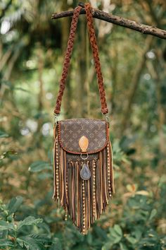 World Traveler - Short Fringe The World Traveler is an ideal go-everywhere bag. This messenger-style look is lightweight and roomy. Available in 3 different fringe color variations! Shop|vintagebohobags.com #summerfashion #summer #summerootd #beachyvibes #beachfashion #boho #handbags #purses #fringe #vintagefashion #upcylcle #sustainablefashion #summerweather Western Bags, Western Bag, Nashville Outfits, Short Fringe