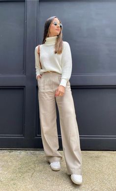 Classy Casual Outfits For Women Jeans, Old Money Looks Winter, Beige Pants Winter Outfit, Outfit Formal Invierno, Outfit Formal Invierno Mujer, Outfit Pantalon Beige Mujer, Beige Pants Outfit Winter, Pantalon Sastrero Outfit, Outfit Con Pantalon Beige