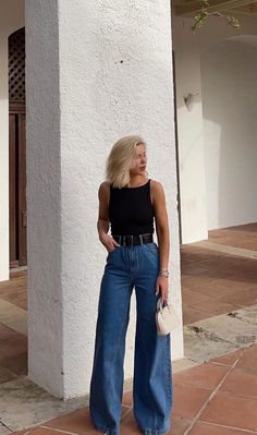 Trendy High Rise Wide Leg Pants In Dark Wash, Trendy High Rise Dark Wash Wide Leg Pants, Trendy Dark Wash High Rise Wide Leg Pants, High Rise Wide Leg Jeans Outfit, Smart Casual Jeans Outfit, Wide Leg Denim Outfit, Outfits With Wide Leg Jeans, Edgy Outfits For Women, Wide Leg Outfit