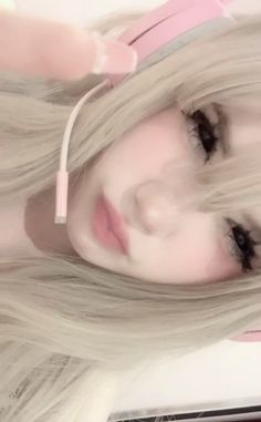 Angel Hello Kitty, Pink Angelic Makeup, Kawaii Egirl Makeup, Kawaii Blonde Hair, Pink Cat Headphones Aesthetic, White Cat Aesthetic Pink, Hello Kitty Videos, Y2k Profile Picture, Button Nose