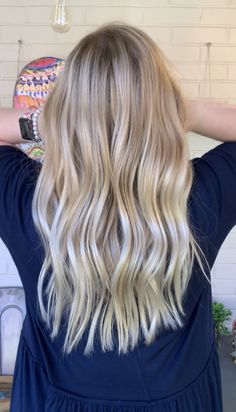 Platinum Blonde Hair With Roots, Cream Blonde Hair Balayage, Brown Roots With Blonde Hair, Blonde Hair Brown Roots, Blonde With Root Smudge, Blonde Hair Natural Roots, Daphne Hair, Blonde Hair With Root Smudge, Vanilla Blonde Balayage