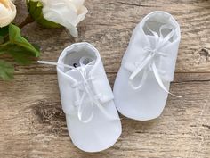 ♥ ESTIMATED DELIVERY TIME (standard or express) AND DELIVERY COSTS ARE CALCULATED AT CHECKOUT. PLEASE READ ITEM DESCRIPTION BEFORE PURCHASING Plain and elegant unisex baby shoes, made from pure white OR ivory satin. Cotton/fleece lining, soft sole. Perfect finish for baby boy christening outfit. MADE TO ORDER. ♥ PERSONALISED BOTTOMS (add-on): https://www.etsy.com/listing/1120148985/personalisation-add-on-add-name-or-date?click_key=2967c21ad47c97f4d1183484e7a1c1830f79f4d7%3A1120148985&click_sum=f Baptism Booties With Soft Sole And Round Toe, White Booties For Baptism, White Closed Toe Booties For Baptism, White Round Toe Booties For Formal Occasions, White Formal Booties With Round Toe, White Round Toe Formal Booties, Boys White Shoes, Baby Boy Christening Outfit, Boy Christening Outfit