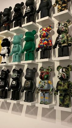 there are many different toy bears on the shelves