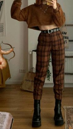 Black And Gray Plaid Pants Outfit, Fall Femme Outfits, Goblincore Fashion Winter, Fall Pants Women, Plade Outfit, Daily Goth Outfit, October Fashion Fall Outfits, Alternative Autumn Outfits, Plaid Dress Pants Outfit