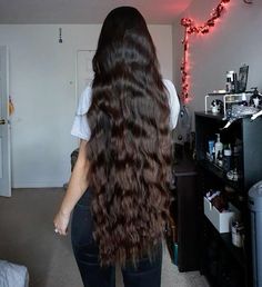 Prevent Frizzy Hair, V Shape Hair, Long Hair Pictures, Really Long Hair, Girl Haircuts, Super Long Hair, Frizzy Hair, Hair Dye Colors